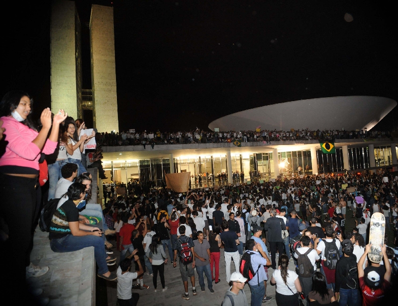 Protestos de junho levaram a presidente Dilma a propor uma Constituinte exclusiva para fazer a reforma política | Válter Campanato/ABr