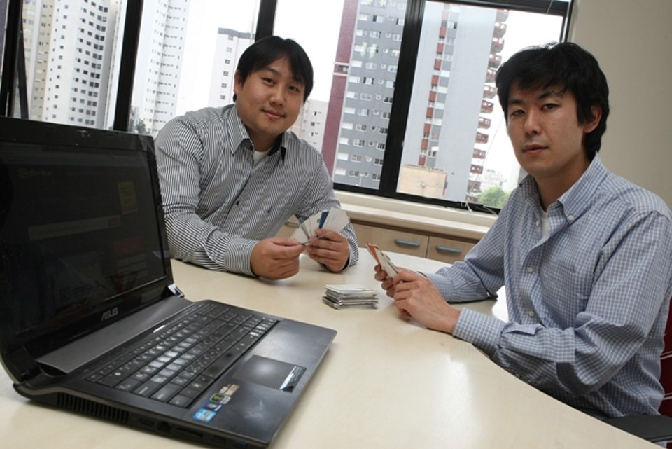Roger Tanaka e Vinicius Miyague, sócios da Dardus: rede colaborativa ajuda na busca por contatos profissionais | Ivonaldo Alexandre/Gazeta do Povo