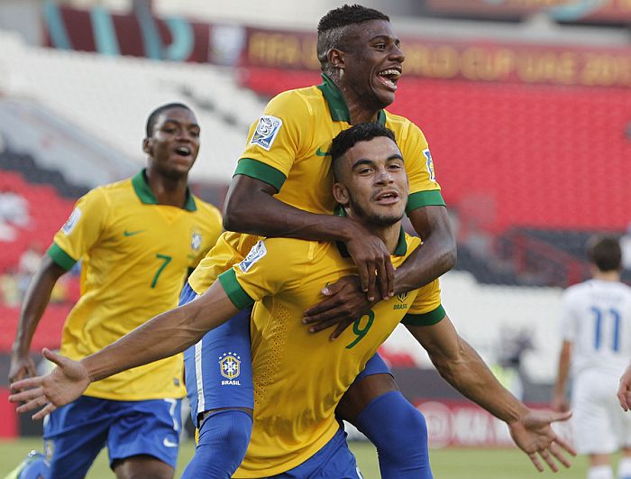 Atleticano Mosquito comemora com o coxa branca Abner o primeiro dos três gols que marcou na estreia do Brasil no Mundial sub-17 | Rafael Ribeiro / CBF