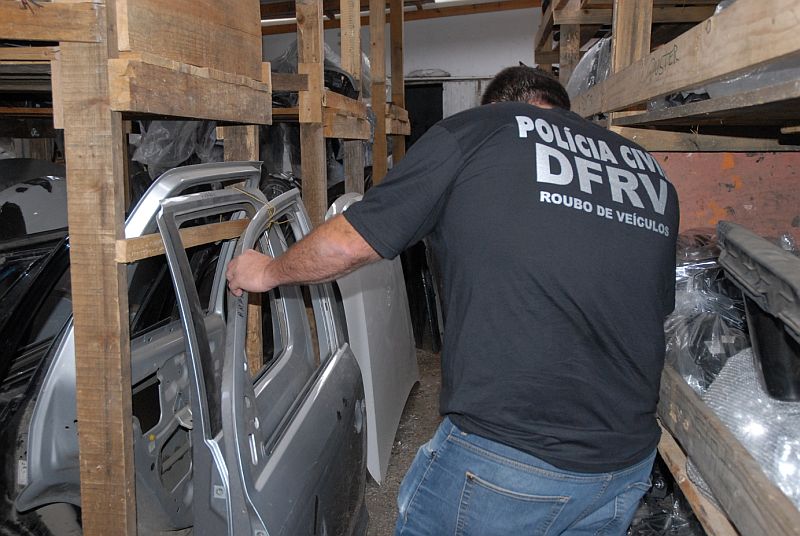 Quatro lojas de autopeças foram fechadas em Curitiba nesta quarta (23), por falta de alvará | Carlos Soares/DPC