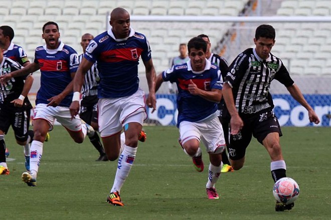 Edimar e Roniery na marcação de Magno Alves no empate do Paraná com o Ceará em Fortaleza | LC Moreira/Futura Press/Folhapress
