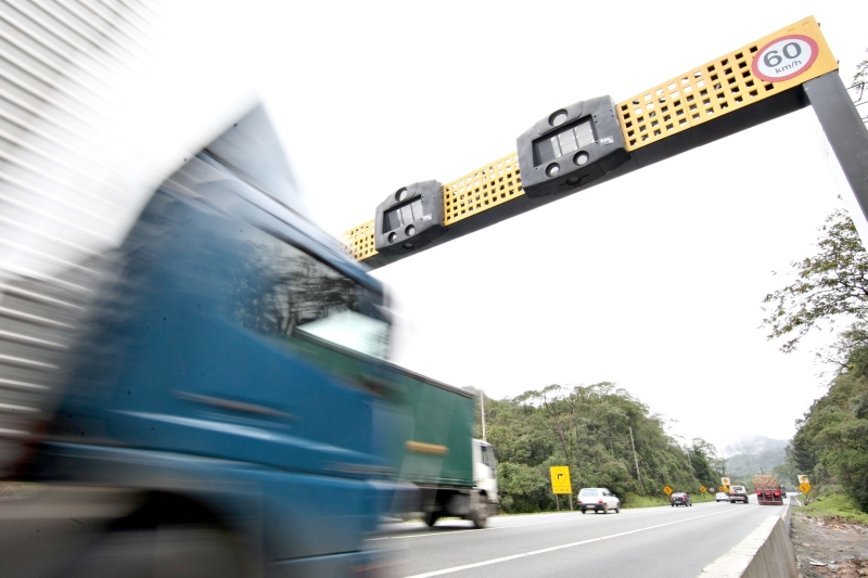 Equipamento já instalado na BR-376 tem display para visualização a distância e vai fotografar os que excederem a velocidade | Aniele Nascimento/ Gazeta do Povo
