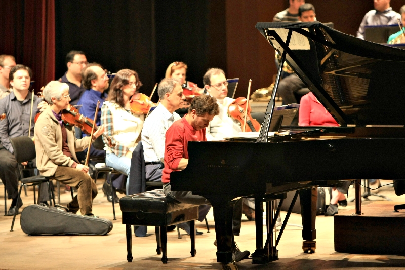 Rossi (ao piano), 24 anos, estudou durante 9 anos em Curitiba com Olga Kiun | Aniele Nascimento/Gazeta do Povo