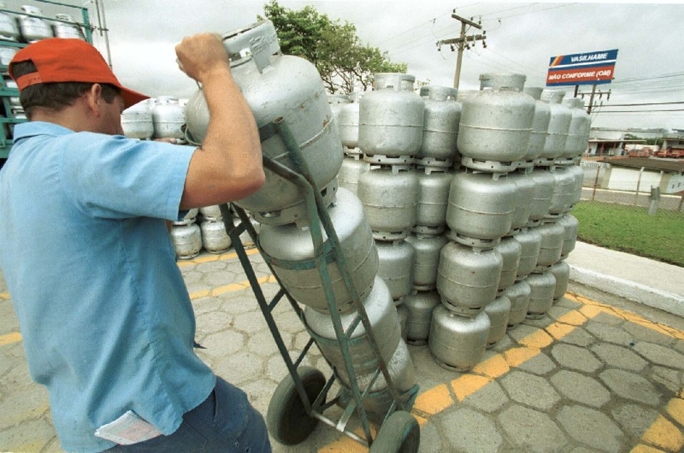 Botijões em distribuidora de gás: entrega para as empresaas ainda não está regularizada | Ivonaldo Alexandre/ Gazeta do Povo