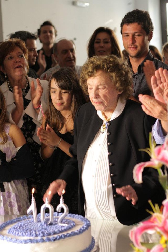 Hedwiges na festa de 102 anos registrada pelas filmagens |
