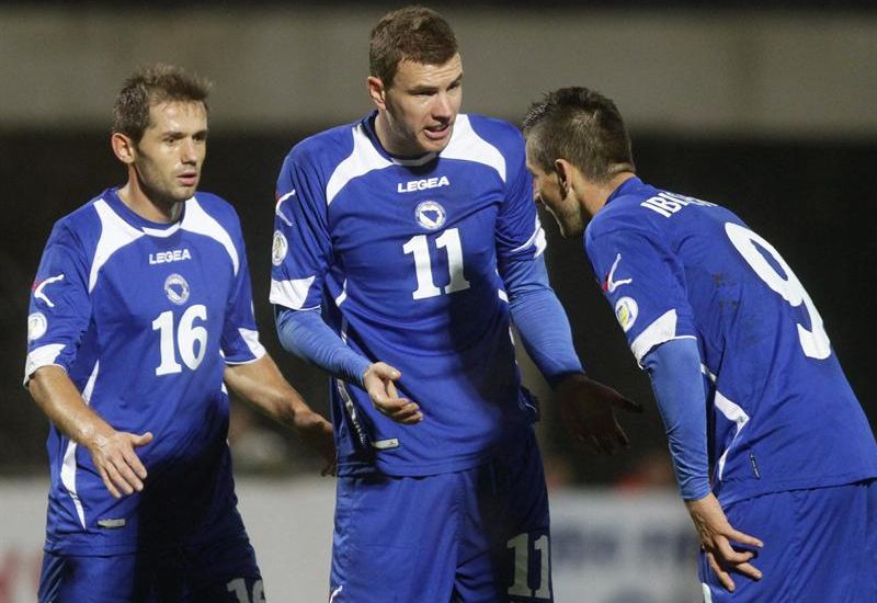 Lulic, Dzeko e Ibisevic conversam durante vitória da Bósnia-Herzegovina sobre a Lituânia nesta terça-feira | Valda Kalnina / EFE