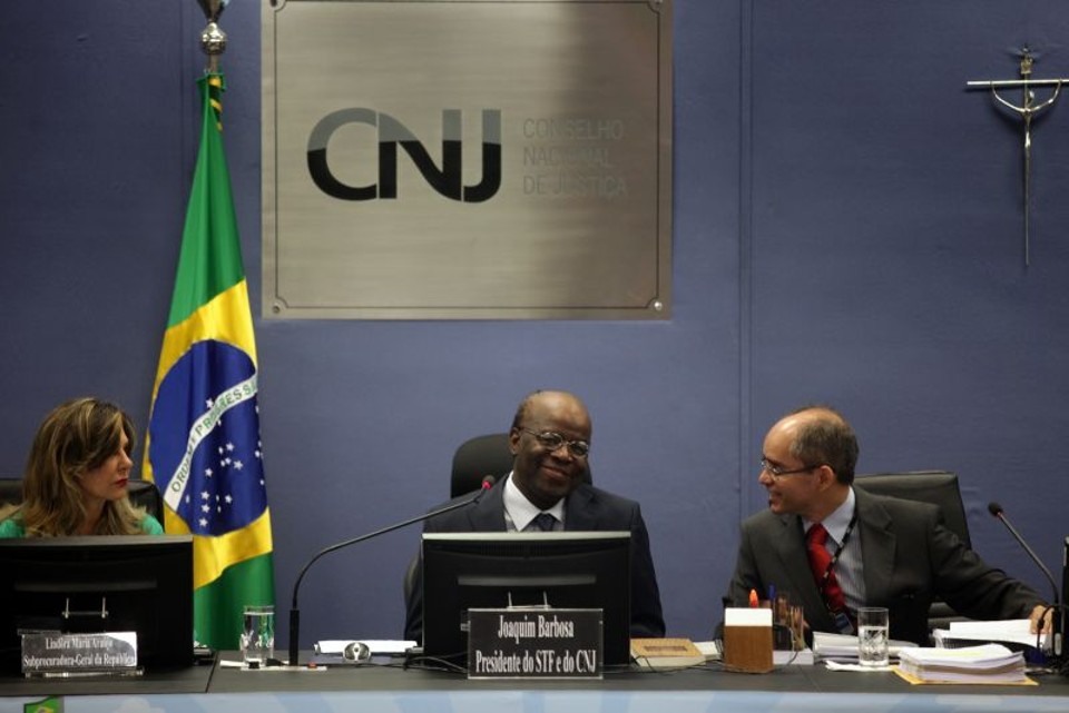 A subprocuradora-geral da República, Lindôra Maria Araújo, e o presidente do Conselho Nacional de Justiça (CNJ), Joaquim Barbosa: segundo ela, investigações do STJ podem resultar em processo criminal contra o desembargador Clayton Camargo | Luiz Silveira/Ag. CNJ