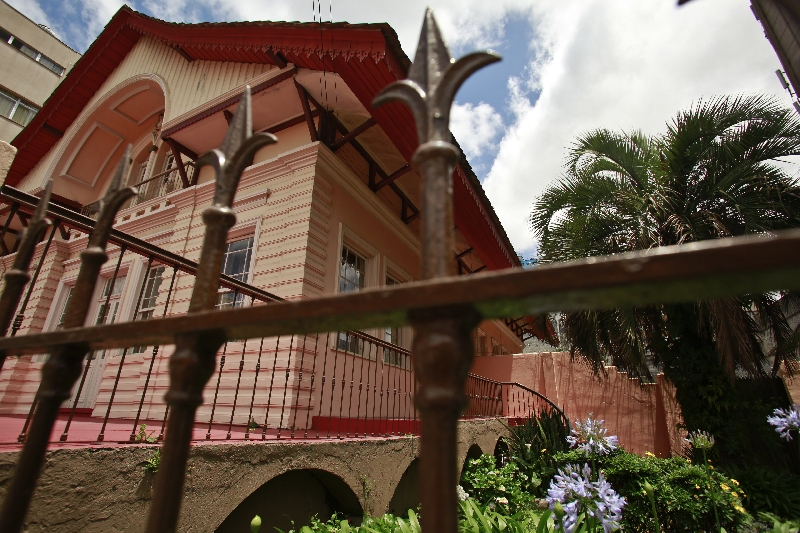 A casa que abriga o Centro Heitor Stockler de França destoa da paisagem do centro da cidade: lá dentro não se ouvem os barulhos da rua | Marcelo Andrade/Gazeta do Povo