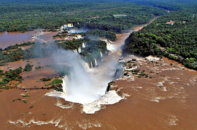 Nas Cataratas do Iguaçu, abundância e desafio: possibilidade de faltar água afetaria o setor produtivo da maioria das indústrias do planeta | Christian Rizzi/Gazeta do Povo