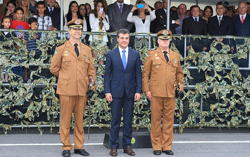 Cerimônia de troca de comando da PM: o antigo comandante, Roberson Bondaruk (à esquerda), o governador Beto Richa e o novo comandante da PM, César Kogut | Ivonaldo Alexandre/Agência de Notícias Gazeta do Povo