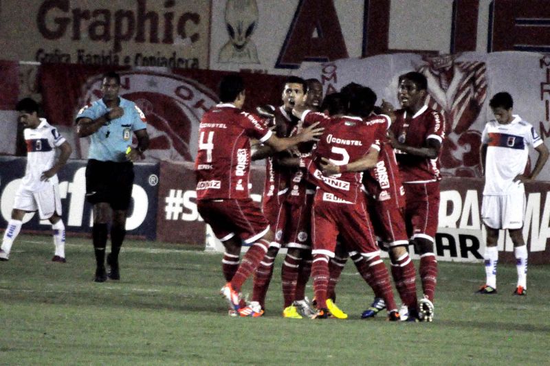 Jogadores do América-RN comemoram um dos gols na goleada sobre o Paraná | Frankie Marcone / Futura Press