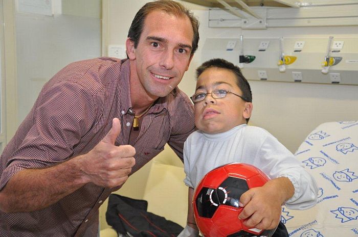 Em meimo à polêmica da saída do Atlético, Baier visitou as crianças do Hospital Pequeno Princípe | Patricia Reichert / Divulgação Hospital Pequeno Princípe