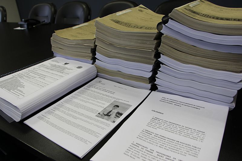 Pilha de documentos que serão entregues ao Cade nesta quinta-feira (24) | Alexsandro Ribeiro / Senge-PR