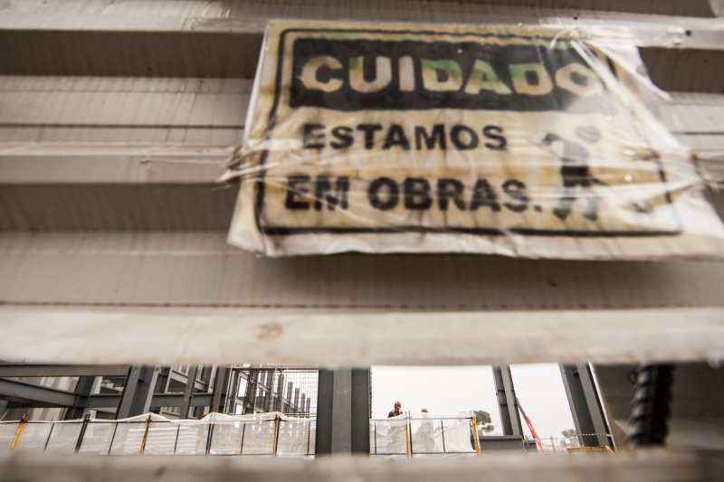 Questões financeiras como a suspensão do repasse do BNDES, o conceito de estádio pronto e o clima terão influência direta no término da construção da Arena | Brunno Covello/ Gazeta do Povo