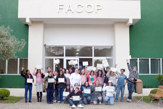 Fundação de Asseio e Conservação do Estado do Paraná (Facop): Quando começou a funcionar, em 2007, a Fundação de Asseio e Conservação do Estado do Paraná (Facop) ofertava apenas alguns cursos básicos de limpeza. Hoje, a ONG, sediada em Almirante Tamandaré, dispõe de 57 cursos para capacitar profissionais como copeiros, porteiros, auxiliares de cozinha e serventes. A qualificação é gratuita para quem é de Almirante Tamandaré e para quem já tem um emprego na área de asseio e conservação. 