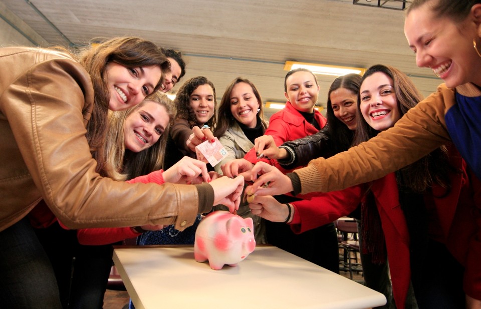 Alunos de Jornalismo da PUCPR arrecadaram cerca de R$ 100 com um cofrinho que fica na sala de aula | Hugo Harada / Gazeta do Povo