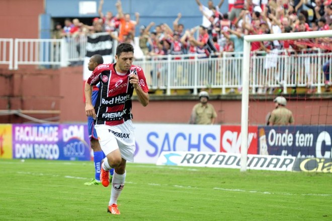 Edu comemora o gol que garantiu a vitória do Joinville contra o Paraná | Rodrigo Philipps / A Noticia
