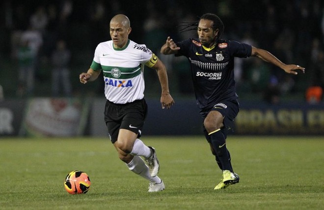Alex é perseguido pelo ex-jogador coxa-branca Éverton Costa | 