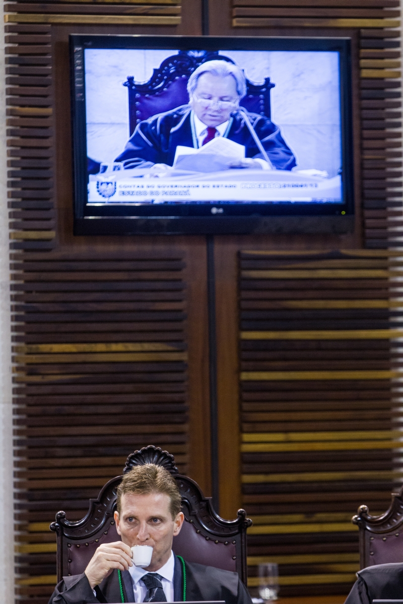 Fabio Camargo em sessão do TC, com imagem de Nestor Baptista no telão: ex-deputados antes de virar conselheiros | Brunno Covello/ Gazeta do Povo