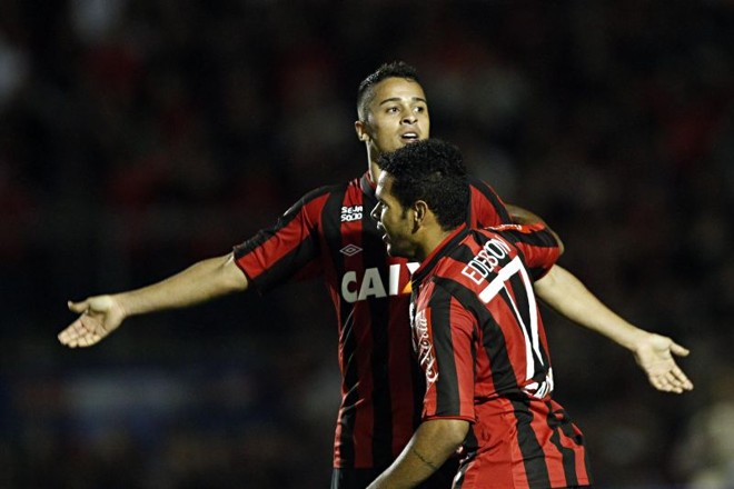 Éderson cruzou e Dellatorre fez de cabeça o gol atleticano na Vila Capanema | 