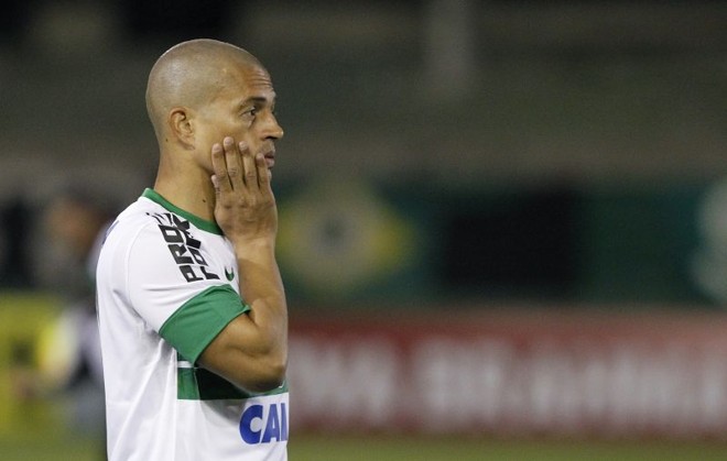 Alex em momento pensativo durante o jogo no Couto Pereira | 