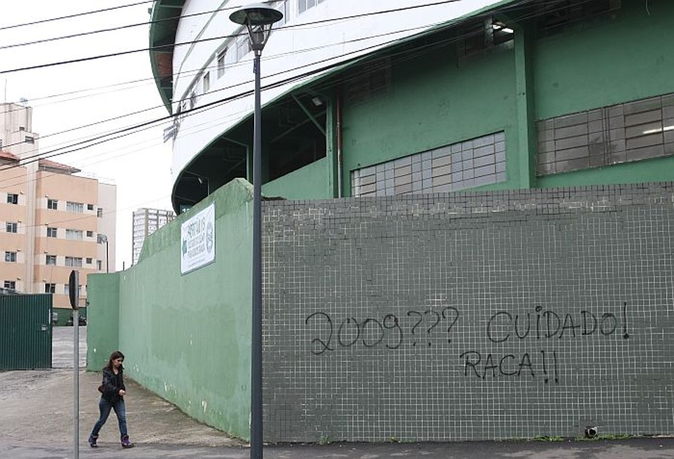 Muro do Couto Pereira pichado após derrota do Coritiba para o Flamengo | Aniele Nascimento / Gazeta do Povo