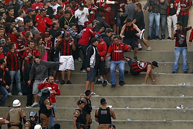 Correria na arquibancada da Vila com a confusão de torcedores atleticanos |