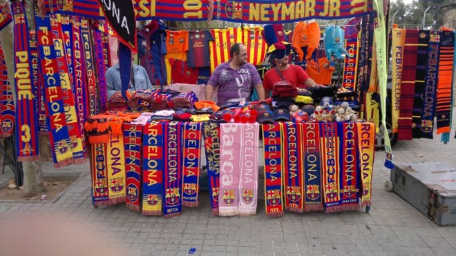 Instaladas na calçada do Camp Nou, tendas vendem produtos piratas sem serem importunadas pela polícia ou o Barcelona | Leonardo Mendes Júnior/ Gazeta do Povo