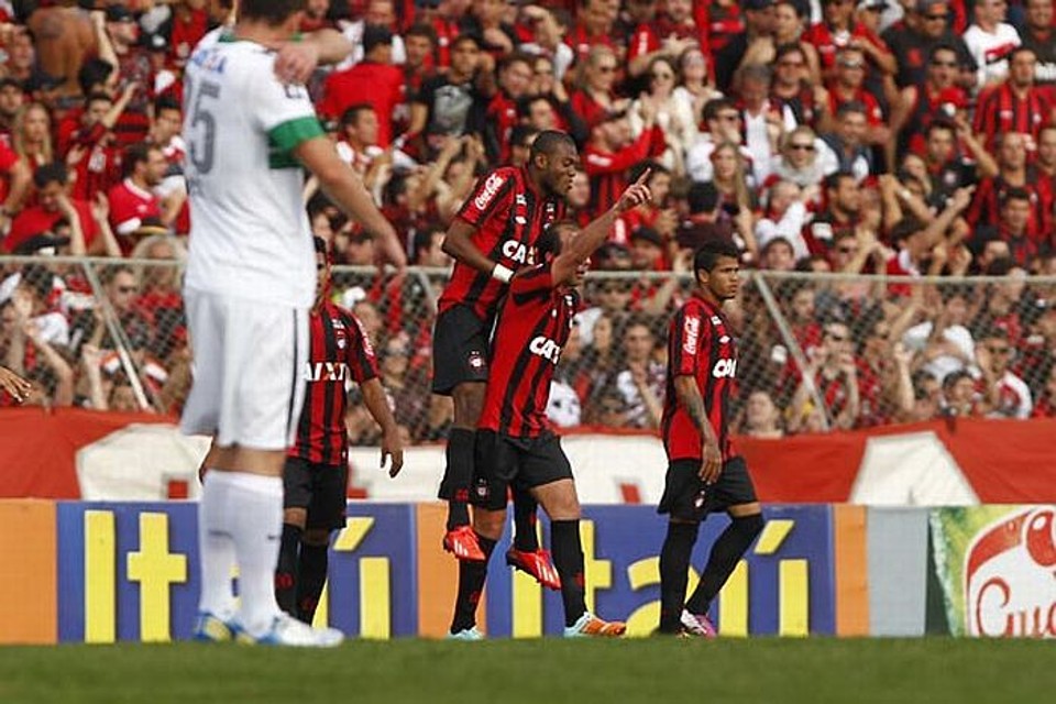 Paulo Baier comemora o segundo gol do Atlético no clássico com o Coritiba | Albari Rosa / Gazeta do Povo