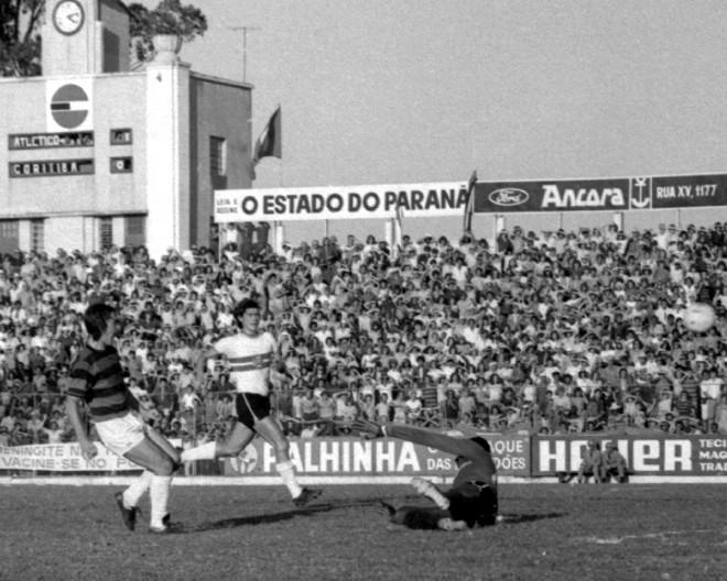Sicupira toca por cima de Jairo e marca 2 a 0 |