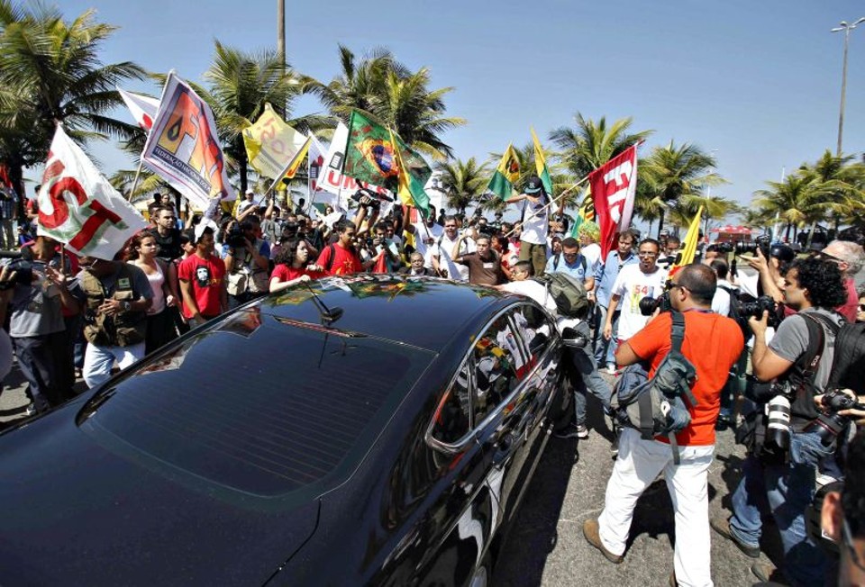 Manifestantes cercam carro de autoridades que se aproxima do hotel Windsor: quatro horas de confronto na região onde ocorreu o leilão do campo de Libra | Ricardo Moraes/ Reuters