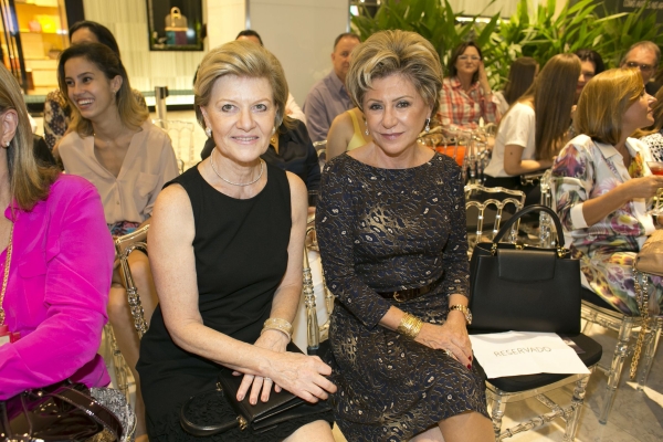 Vera Pisani (à esq.) e Katia Campos no badalado desfile da loja Emporio Armani, que movimentou o Pátio Batel na noite de quinta-feira | Diego Pisante