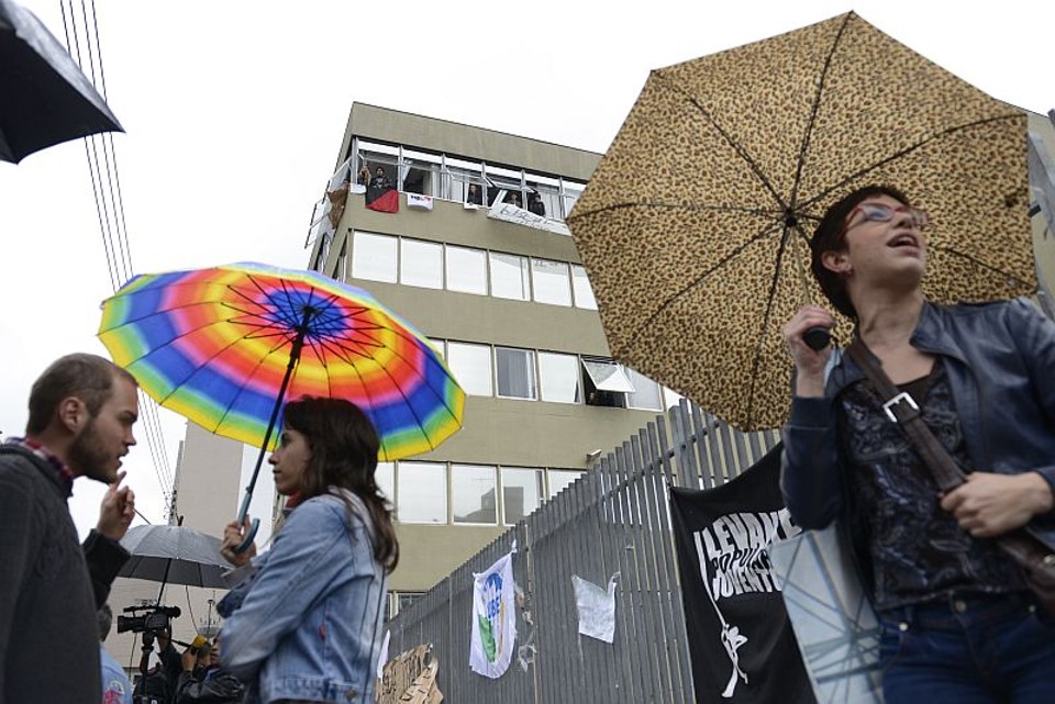 Garoa da manhã não atrapalhou a manifestação da Frente de Luta pelo Transporte | Henry Milleo / Agência de Notícias Gazeta do Povo