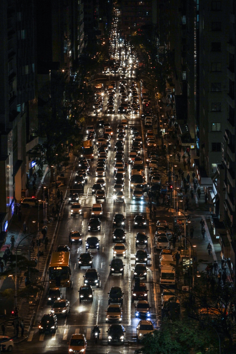 Trânsito na Avenida Marechal Deodoro, no Centro de Curitiba | Daniel Castellano/ Gazeta do Povo
