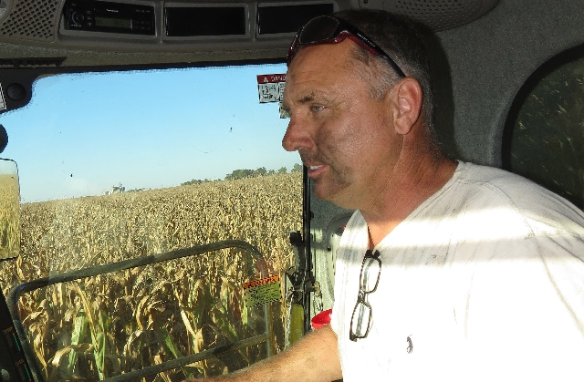 Dean Brunier, em dia de final de colheita. Ele diz que só deve vender produção se cotações subirem | Giovani Ferreira/gazeta Do Povo