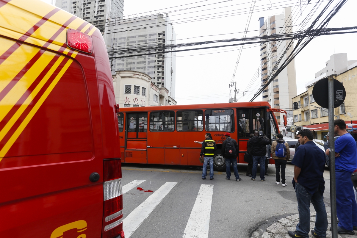 Acidente na esquina das vias Visconde de Guarapuava e Marechal Floriano Peixoto deixou uma mulher gravemente ferida | Daniel Derevecki/Agência de Notícias Gazeta do Povo