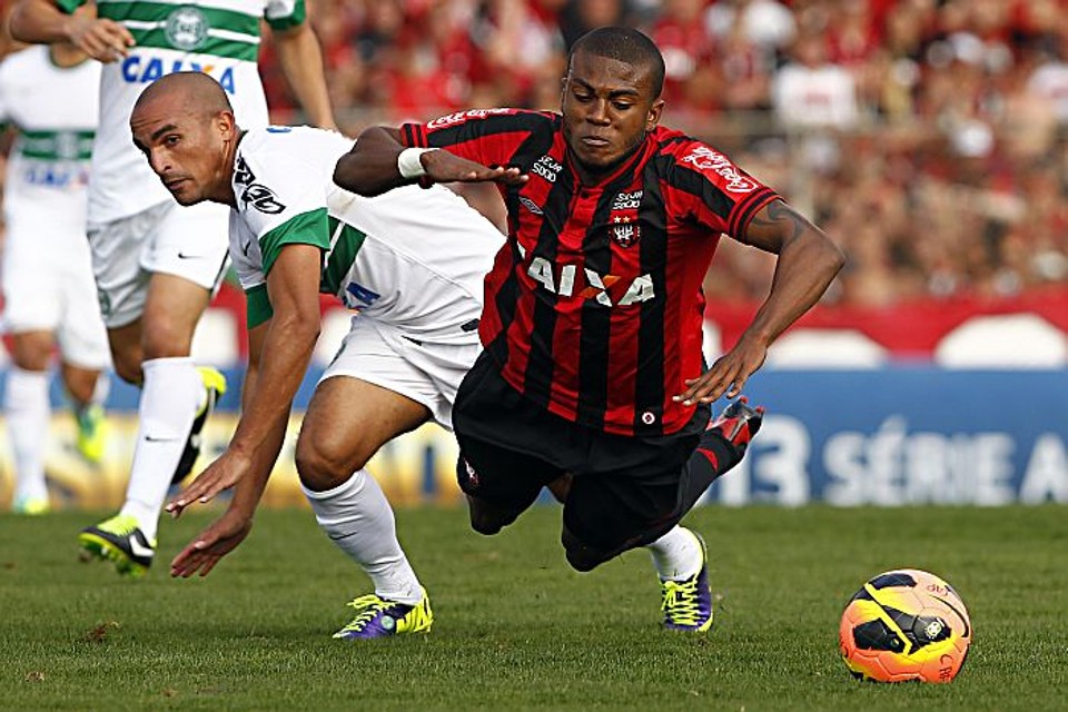 Gil na marcação de Marcelo: jogador do Coritiba quer apoio da torcida na recuperação | Albari Rosa / Gazeta do Povo