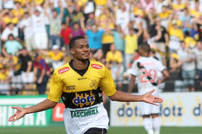 Lins comemora o terceiro gol do Criciúma, na vitória por 3 a 2 sobre o Vasco. | Fernando Ribeiro/Folhapress