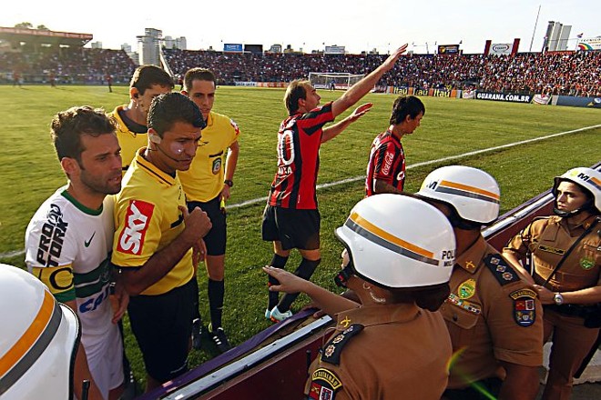 Paulo Baier tenta acalmar a torcida atleticana que brigou na arquibancada da Vila no Atletiba |
