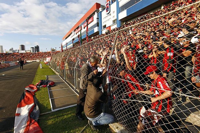 Torcida do Atlético ajuda a amarrar alambrado após comemoração do segundo gol de Paulo Baier |