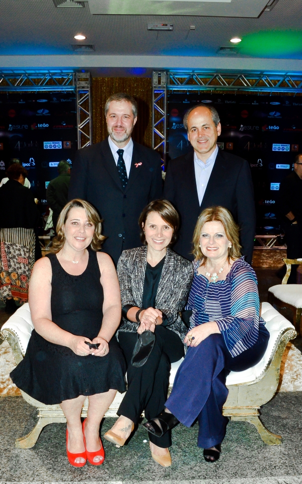 O prefeito Gustavo Fruet e a presidente da FAS, Márcia Fruet, com a presidente da Unilehu, Andréa Koppe (à esq.), e do IPCC, Francisca Cury, e o diretor de Relações Institucionais da Renault do Brasil, Antonio Calcagnoto, no Jantar às escuras, realizado terça-feira no Espaço Torres | Lígia Lagos