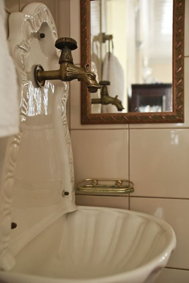 A pequena pia fica no canto da sala de jantar, onde estão acontecendo as rodas de choro |