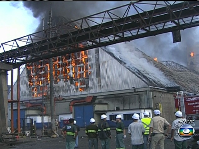 Chamas nos armazéns da Copersucar se alastram pelo complexo da Cooperativa no porto paulista | Reprodua§a£o/tv Tribuna - Afiliada Globo Em Santos