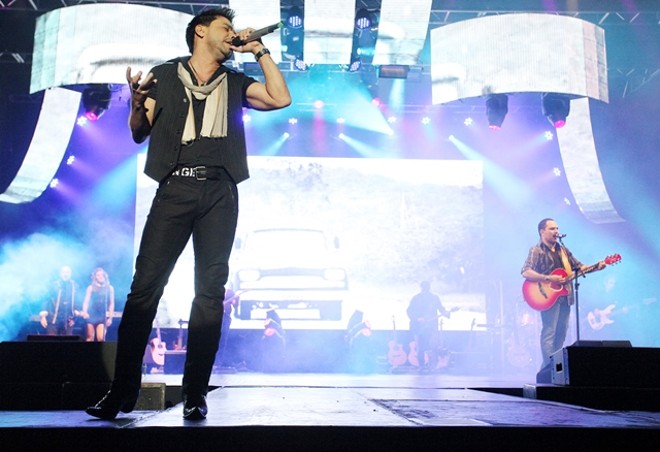 Em um show repleto de recursos visuais, telões e painéis de led exibiam videoclipes, letras das músicas e bailarinos |