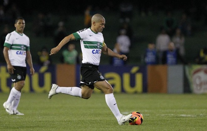 Alex arma o lançamento diante da defesa do Peixe | 