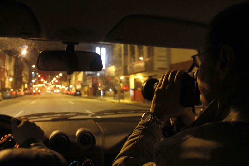 João Balduíno (Jonni) conta suas histórias a bordo de um táxi na madrugada de Curitiba: homenagem a Scorsese | Enéas Gomez/ Divulgação