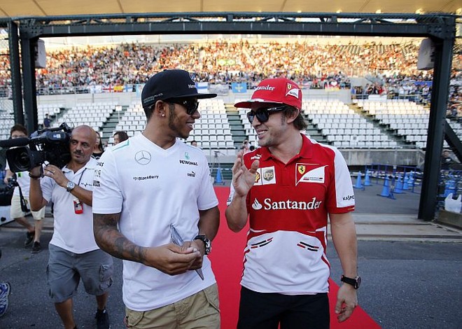 Alonso conversa com Hamilton no circuito de Suzuka: para o espanhol, inglês não conquistou mais titulos com carros que não eram tão bons | 
