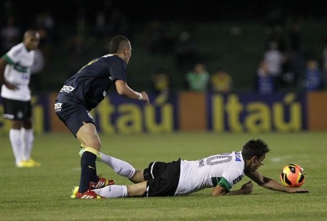 Robinho sofre falta do volante santista Alison | 