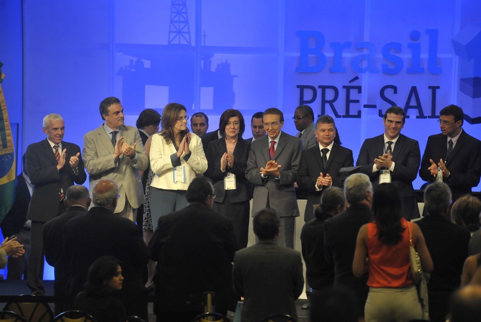 Representantes do governo federal e do consórcio vencedor após o leilão do Campo de Libra | Fernando Frazão/Agência Brasil