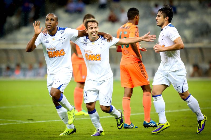 Borges (esquerda) comemora o gol da vitória cruzeirense com Éverton Ribeiro e Willian | Cristiane Mattos / Futura Press / Folhapress